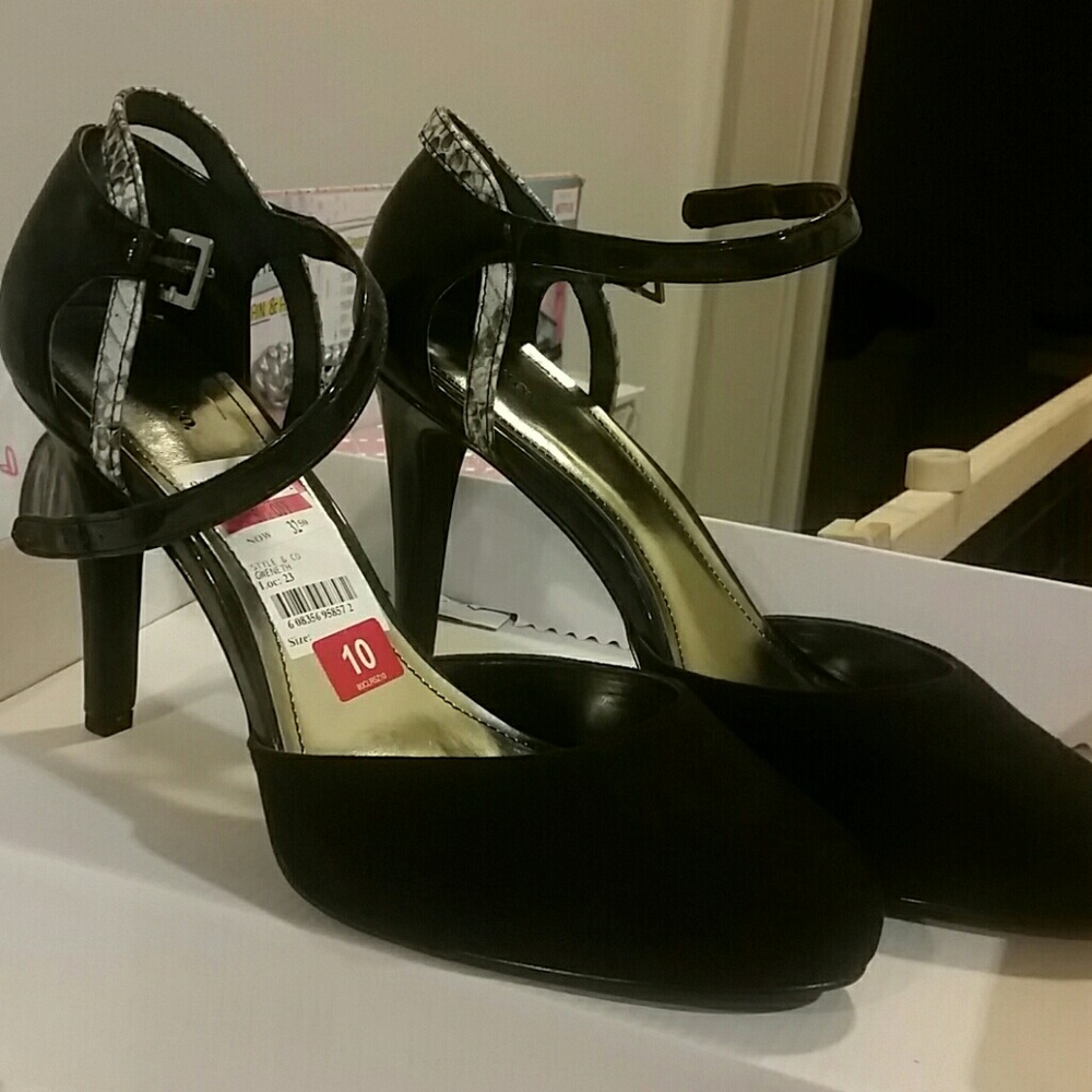 Heels 10M NWT